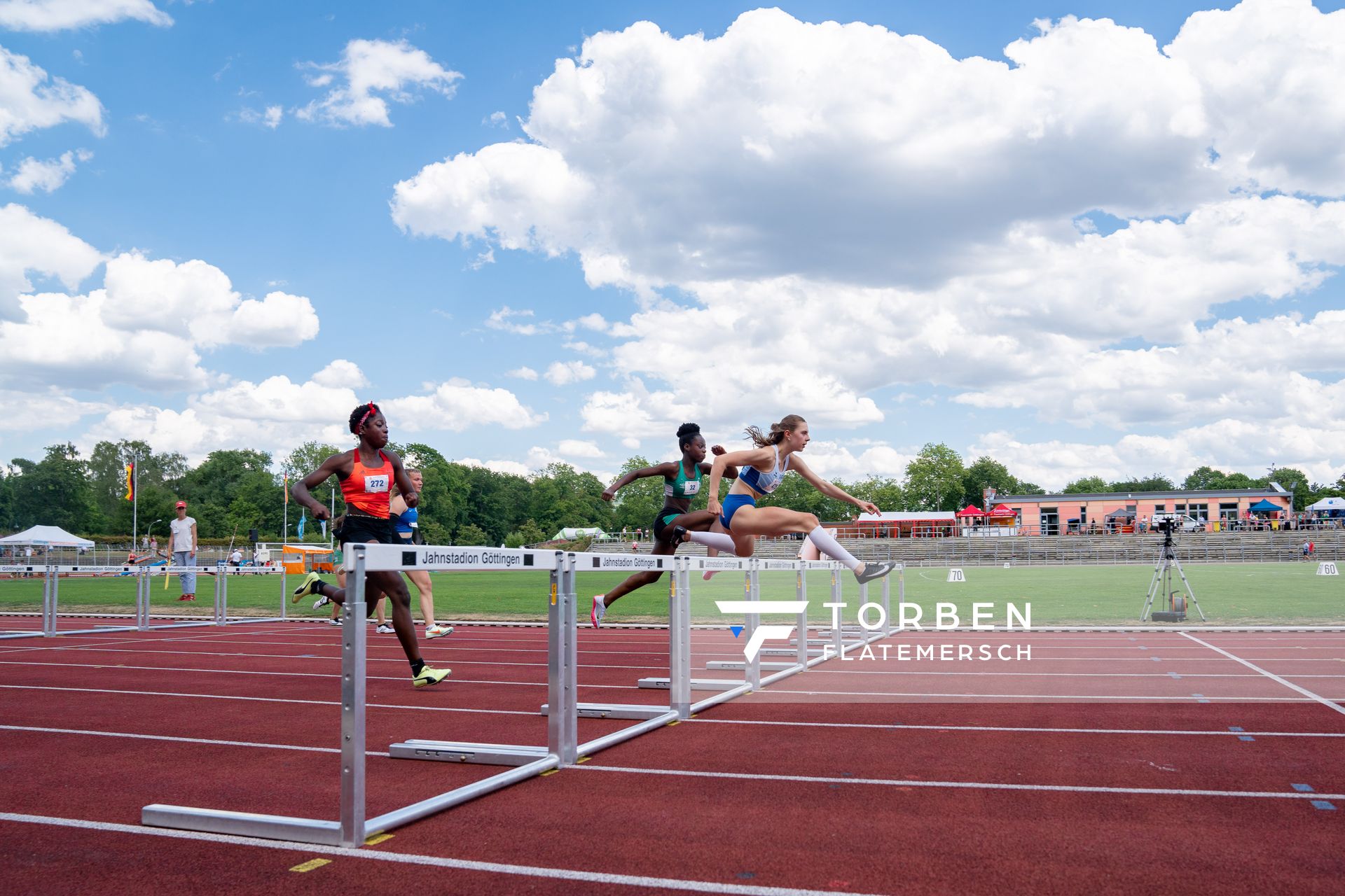 Mayleen Bartz (VfL Stade), Fortuna Ornella Nkengue (MTV Wittmund), Sandy Sakyi (SV Werder Bremen) ueber 100m Huerden am 03.07.2022 waehrend den NLV+BLV Leichtathletik-Landesmeisterschaften im Jahnstadion in Goettingen (Tag 1)